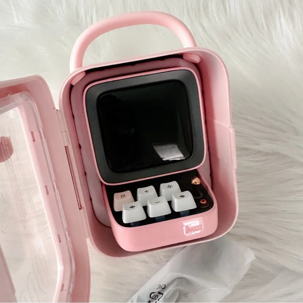 Divoom Ditoo Retro Pixel Art Game, Bluetooth Speaker, Alarm clock and more - Picture 6 of 9